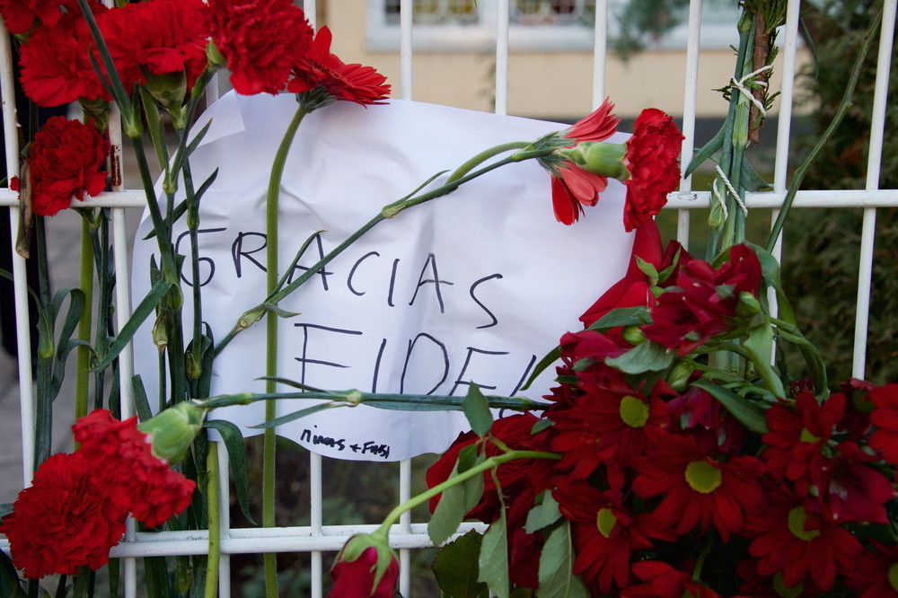 Würdigung Fidels an der Kubanischen Botschaft in Berlin