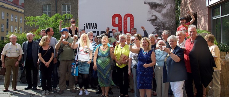 Berliner Kuba-Freunde stoßen auf Fidel an (Foto: Gabriele Senft)