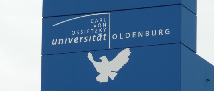 Logo an einem Gebäude der Carl-von-Ossietzky-Universität-Oldenburg. Der Pazifist und Friedensnobelpreisträger von Ossietzky starb unter Nationalsozialisten-Herrschaft nach KZ-Haft. Die Uni Oldenburg lehnt Forschung für Rüstungszwecke durch Hochschulinstitutionen ab. (Foto: WilfriedC (talk | contribs), Wikimedia Commons)