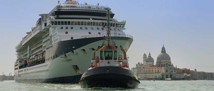 Kreuzfahrtschiff Celebrity Summit am Haken des Schleppschiffes Vanna C beim Verlassen Venedigs. Im Hintergrund die Basilika Santa Maria della Salute (Mai 2009). (Foto: Peter Haas / wikimedia.com / CC-BY-SA-3.0)