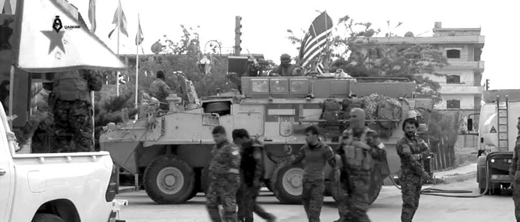 „Regime Change“ und Autonomie: US-Truppen und kurdische Streitkräfte in Al-Hasakah. Nach Abzug der US-Truppen und vor dem drohenden Angriff der türkischen Armee ist die Kooperation von kurdischen Streitkräften und syrischer Armee nötig. (Foto: [url=https://en.wikipedia.org/wiki/People%27s_Protection_Units#/media/File:YPG_and_US_army_Hassaka_1-5-2017.jpg]Qasioun News Agency / Wikimedia Commons[/url])
