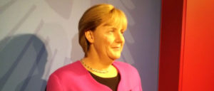 Symbol einer vergehenden Zeit: die Merkel-Raute, hier in Wachs bei Madame Tussauds‘. (Foto: [url=https://commons.wikimedia.org/wiki/File:Madame_Tussauds_Amsterdam_-_Angela_Merkel.jpg?uselang=de]Busspotter[/url])