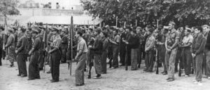 Mitglieder der XV. Internationalen Brigade werden im Oktober 1938 während der Schlacht am Ebro auf dem Fußballplatz von Marçà verabschiedet. (Foto: gemeinfrei)