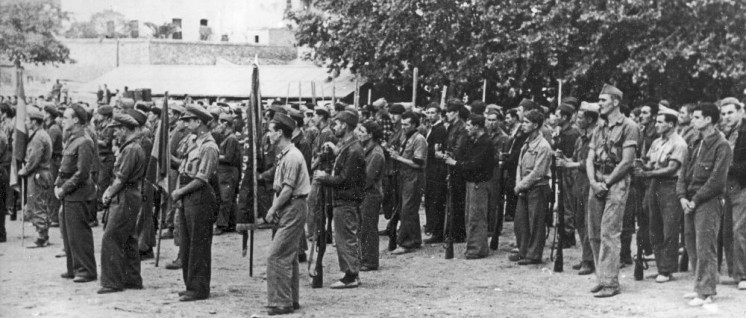 Mitglieder der XV. Internationalen Brigade werden im Oktober 1938 während der Schlacht am Ebro auf dem Fußballplatz von Marçà verabschiedet. (Foto: gemeinfrei)