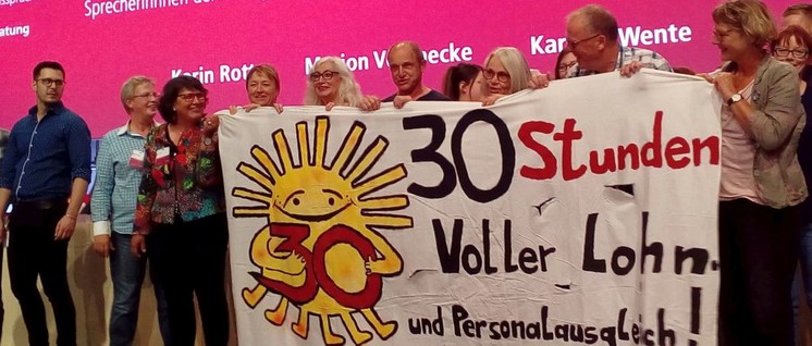 Die Forderung nach einer 30-Stunden-Woche bei vollem Lohn- und Personalausgleich wurde von einigen Delegierten auch auf die Bühne getragen. (Foto: Herbert Schedlbauer)