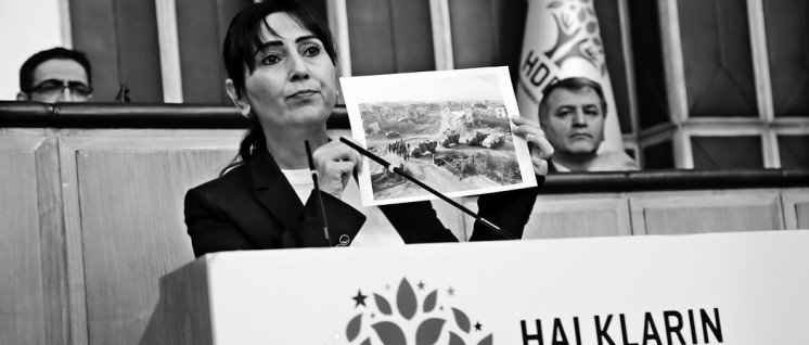 Ein „Zustand der Rechtlosigkeit“ in den kurdischen Gebieten: die HDP-Kovorsitzende Figen Yüksekdag bei einer Fraktionssitzung ihrer Partei.  (Foto: HDP)