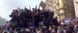 Demonstranten, die am 29. Januar 2011 auf einem Armee-Lastwagen in der Innenstadt von Kairo stehen. (Foto: [url=https://de.wikipedia.org/wiki/Arabischer_Fr%C3%BChling#/media/File:Demonstrators_on_Army_Truck_in_Tahrir_Square,_Cairo.jpg]Ramy Raoof[/url])