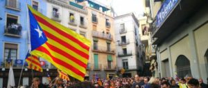 Demonstration in Manresa, Katalonien, am 3. Oktober. (Foto: [url=https://commons.wikimedia.org/wiki/File:Pla%C3%A7a_major_de_Manresa_durant_la_manifestaci%C3%B3_del_3_oct_.jpg?uselang=de]Pitxiquin/Wikimedia Commons[/url])