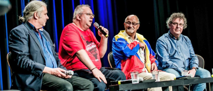 Andrej Hunko, Bundestagsabgeordneter Partei „Die Linke“, André Scheer, Auslandsredakteur der „jungen Welt“,  Gerhard Mertschenk vom Berliner Bündnis „Hände weg von Venezuela“ und Patrik Köbele, Vorsitzender der DKP, im Podiumsgespräch. (Foto: Jens Schulze)