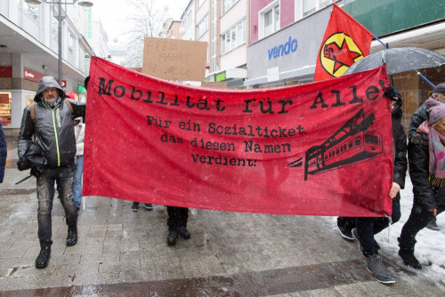 Am vergangenen Samstag fand die erste Demo für den Erhalt und den Ausbau des Sozialtickets für NRW statt. Über 250 Menschen versammelten sich unter dem Motto „Für ein bezahlbares Sozialticket“ in Wuppertal.