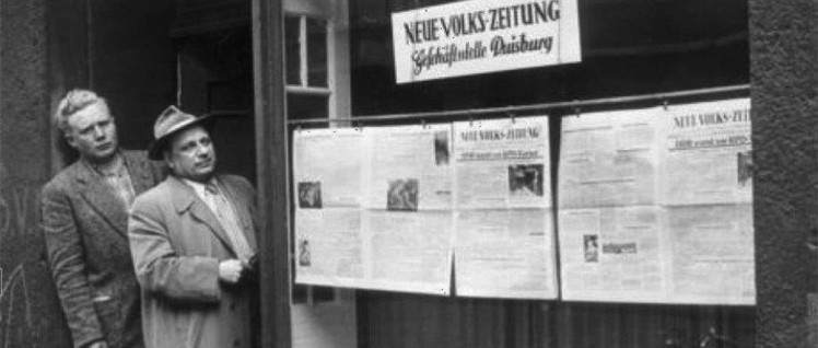 An seinem 27. Geburtstag wurde Erich Schreier (links im Bild), Leiter der Lokalredaktion der „Neuen Volkszeitung“ in Duisburg, verhaftet. Das Foto zeigt ihn vor seiner Redaktion mit dem KPD-Stadtrat Anton Gebler.