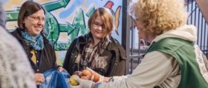 Warenausgabe bei der Tafel in Bergedorf (Foto: Dagmar Schwelle)