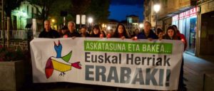 Kerzen-Prozession durch die Stadt, auf dem Transparent: „Für Frieden und Freiheit des Baskenlandes“ (Foto: Gabriele Senft)