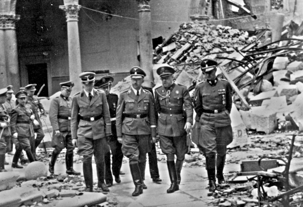 Spanien von Feinden besetzt: 1940 zeigen Francos Generäle ihrem Gast Heinrich Himmler (3. v. r.) die Trümmer des Krieges.