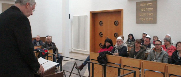 Ortwin Swiderski informierte in der jüdischen Synagoge über das Leben und Sterben von Albert Funk. (Foto: Werner Sarbok)
