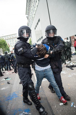 Die Polizei rüstet für den Krieg nach Innen auf, die Politik gibt ihr freie Hand.