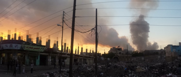 Nicht auf UNO-“Liste der Schande“: Luftangriff der von Saudi-Arabien geführten Allianz im vergangenen Jahr in Sanaa. (Foto: brahem Qasim/CC BY-SA 4.0/www.commons.wikimedia.org/wiki/File:Air_strike_in_Sana%27a_11_ May_2015_04.jpg)