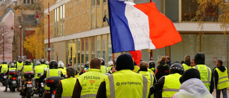 Demonstration der Gelbwesten am 1. Dezember im französischen Belfort (Foto: [url=https://commons.wikimedia.org/wiki/File:2018-12-01_14-17-37_manif-GJ-Belfort.jpg?uselang=de]Thomas Bresson/Wikimedia Commons[/url])