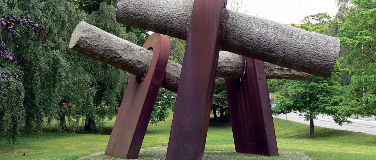 Ein künstlerisches Zeichen zur „Erinnerung an Ereignisse im November 1918“ in Kiel (Kieler Matrosenaufstand). Skulptur „Wik“ von Hans-Jürgen Breuste in Kiel. (Foto: [url=https://de.wikipedia.org/wiki/Hans-J%C3%BCrgen_Breuste#/media/File:Wik_Breuste_Kiel.jpg]I, VollwertBIT[/url])