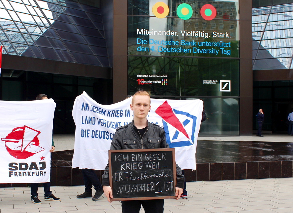 Frankfurt, bei einer SDAJ-Aktion vor der Deutschen Bank