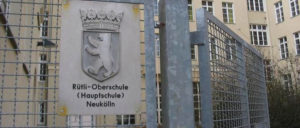 Auch die „berühmt-berüchtigte“ Rütli-Schule in Berlin-Neukölln soll an HOWOGE gehen. (Foto: [url=https://de.wikipedia.org/wiki/Gemeinschaftsschule_auf_dem_Campus_R%C3%BCtli#/media/File:Ruetli1_Schule_Neukoelln.JPG]Lienhard Schulz[/url])