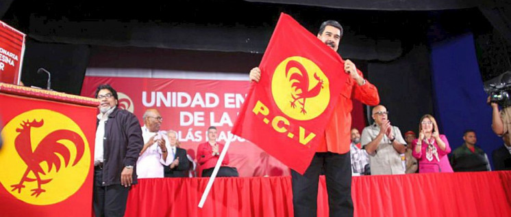 Präsident Maduro nach der Unterzeichnung des Abkommens mit der Fahne der PCV.