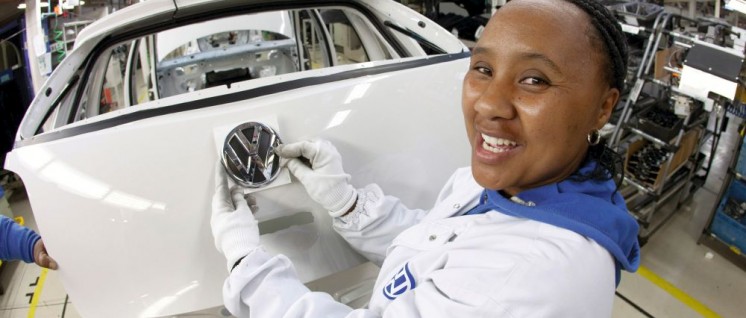 Kollegin im VW-Werk Uitenhage,Südafrika. Ziel der Bundesregierung ist, dass Afrika für deutsche Unternehmen profitabler wird. (Foto: Volkswagen AG)