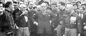 Benito Mussolini (in der Mitte) mit Kumpanen während des Marschs auf Rom am 22. Oktober 1922 (Foto: unbekannt/public domain)