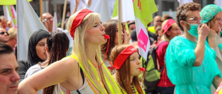 Zu der positiven Mitgliederentwicklung von ver.di in NRW hat der Widerstand gegen die schlechten Arbeitsbedingungen im Gesundheitssystem beigetragen: Demonstration für Entlastung in der Pflege am 20. Juni in Düsseldorf (Foto: Peter Köster)