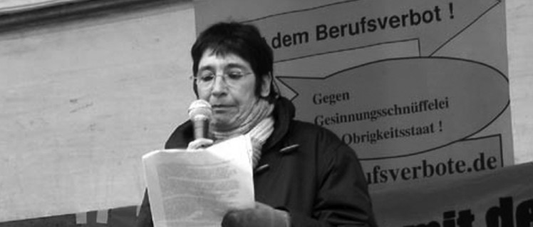 Silvia Gingold spricht 2007 auf einer Demonstration gegen das Berufsverbot für Michael Csaszkóczy – seitdem überwacht sie der Verfassungsschutz wieder.  (Foto: autonomes-zentrum.org)