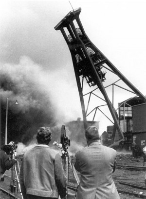 Gelsenkirchen 1968: Der Förderturm der Zeche „Graf Bismarck“ fällt. Der Turm war erst 1960 fertig gestellt worden. Die Schachtanlage, 1966 stillgelegt, war eine der modernsten des Reviers.