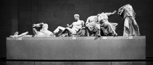 Marmorelement des Parthenon-Fries (Foto: Scott Gosnell/wikimedia.org/public domain/File:Parthenon pediment statues.jpg)
