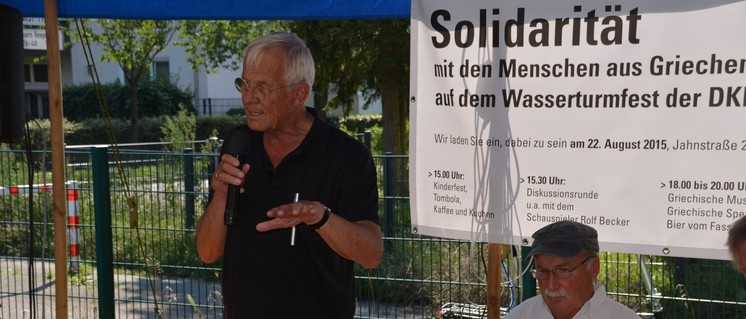 Rolf Becker verwies auf historische und aktuelle Entwicklungen in Griechenland, um den solidarischen Widerstand auch im Interesse aller Völker Europas zu fordern. (Foto: DKP Elmshorn)