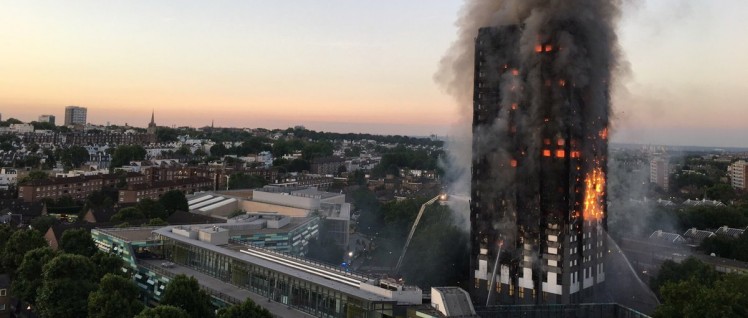 Das Feuer im Grenfell Tower breitete sich rasend schnell über die Außenfassade über das ganze Hochhaus aus. (Foto: [url=https://en.wikipedia.org/wiki/File:Grenfell_Tower_fire_(wider_view).jpg]Natalie Oxford[/url])