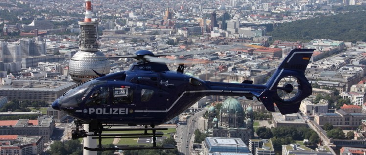 Damit sie fliegen können: Bund zahlt mit (Foto: [url=https://de.wikipedia.org/wiki/Datei:Polizeihubschrauber_Polizei_Berlin_EC135_T2.JPG]Polizei Berlin[/url])