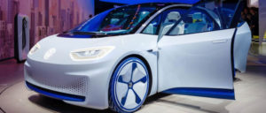 2017 setzt Volkswagen auf sein neues Elektroauto VW I. D. Der ID.3 emittiert 12 Tonnen CO2, bevor er zum ersten Mal gestartet wird. (Foto: [url=https://www.flickr.com/photos/30478819@N08/37421551665/in/photostream/]Marco Verch[/url])