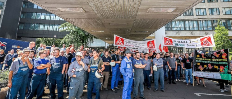 Protestaktion bei Siemens in Duisburg am 20. Juni 2017 gegen Einschnitte bei der Ausbildung. Die Kolleginnen und Kollegen wendeten sich gegen die Absichten der Geschäftsführung, die Anzahl der Auszubildenden und Dualstudierenden weiter zu reduzieren. (Foto: Thomas Range)
