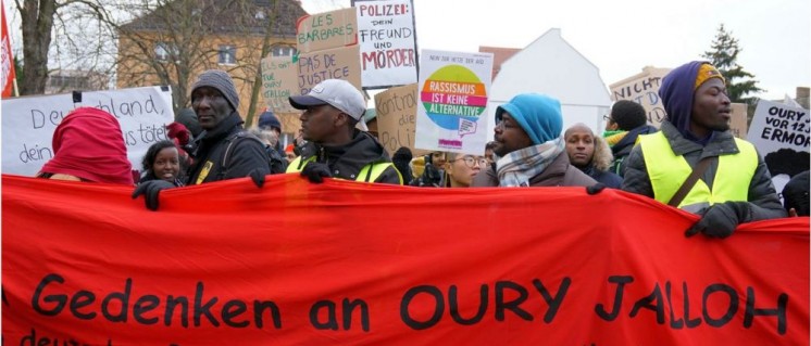 „ … von deutschen Polizisten ermordet – vom Staat vertuscht“ heißt es auf dem Transparent weiter (Foto: r-mediabase.eu)