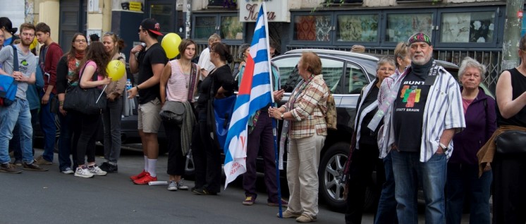 „Hand in Hand gegen Rassismus“ standen am Sonntag auch in Berlin viele Menschen … (Foto: Gabriele Senft)