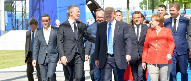 Auch beim Gipfeltreffen der NATO in Brüssel (Trump zwischen Frau Merkel und Generalsekretär Stoltenberg) waren die Europäer unzufrieden, weil der US-Präsident die gegenseitige Beistandsverpflichtung, die Kriegsklausel, nicht erwähnt habe.  (Foto: NATO)