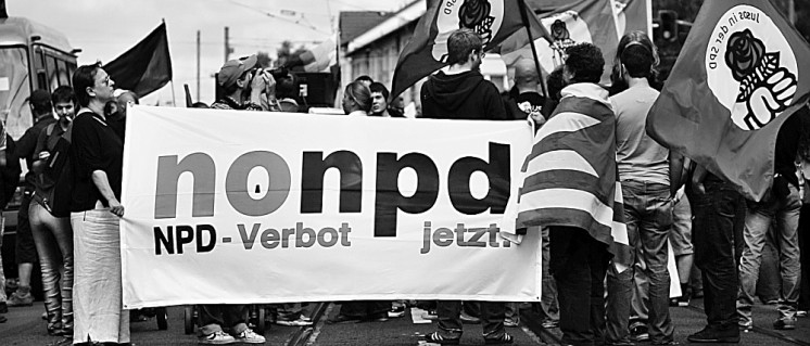 Kämpfen seit Jahren für das Verbot der NPD: Gegendemonstranten gegen einen Nazikundgebung im Juli 2007, Frankfurt am Main. (Foto: Alex Kraus)