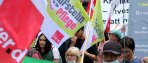 Die Demonstration der Pflegekräfte im Juni 2018 in Düsseldorf wurde von lokalen Pflegebündnissen unterstützt. (Foto: Werner Sarbok)