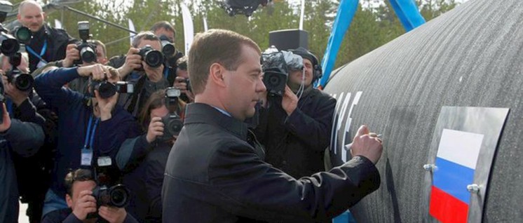 Baubeginn der Pipeline im Jahr 2010. Die beteiligten Unternehmen sind heute im Visier der US-Regierung. (Foto: [url=https://de.wikipedia.org/wiki/Nord_Stream#/media/File:Dmitriy_Medvedev_Nord_Stream_9_April_2010.jpeg]Kremlin.ru[/url])