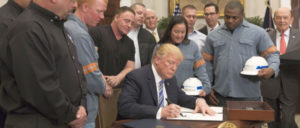 Medienwirksame Unterzeichnung des Zoll-Dekrets unter Anwesenheit von Stahlarbeitern. (Foto: Official White House Photo by Joyce N. Boghosian)