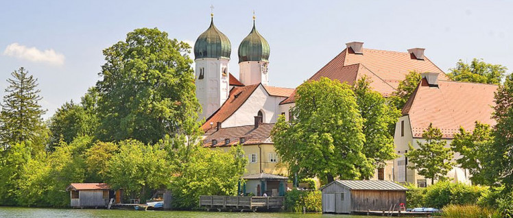 Hier geht die CSU in Klausur: Kloster Seeon im Landkreis Traunstein (Foto: [url=https://de.m.wikipedia.org/wiki/Datei:Kloster_Seeon_Seeseite_von_Westen.jpg]Guido Radig[/url])