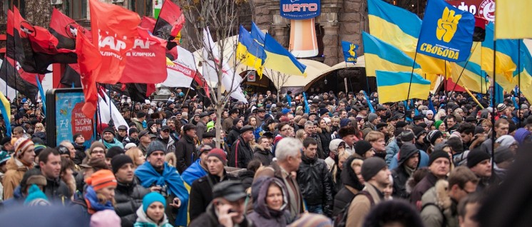Bei den Demonstrationen des Euromaidan gehörten die rot-schwarzen Fahnen der „OUN“ (links) dazu – hier im Dezember 2013 in Kiew. (Foto: Alexandra Gnatoush / flickr.com / CC BY-NC 2.0)