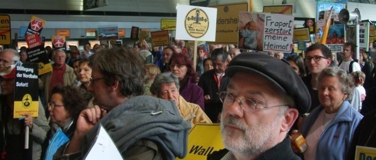 Unerwünschter Widerstand gegen den Flughafenausbau in Frankfurt, jeden Montag. Von Anfang an ist die DKP dabei. Im Bild Gerd Schulmeyer, Fraktionsvorsitzender der DKP/LL in Mörfelden-Walldorf. (Foto: Dietmar Treber)