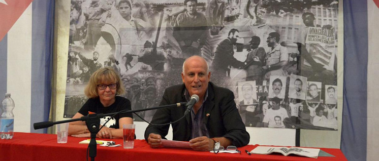 Ramón Ignacio Ripoll Díaz, Botschafter der Republik Kuba und Petra Wegener, Vorsitzende der Freundschaftsgesellschaft BRD-Kuba. (Foto: Tom Brenner)
