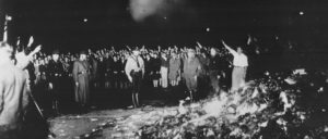 „Wir übergeben den Flammen die Schriften von …“ -Bücherverbrennung am Berliner Opernplatz. (Foto: [url=https://de.wikipedia.org/wiki/B%C3%BCcherverbrennung_1933_in_Deutschland#/media/File:Bundesarchiv_Bild_102-14597,_Berlin,_Opernplatz,_B%C3%BCcherverbrennung.jpg]Bundesarchiv, Bild 102-14597 / Georg Pahl[/url])