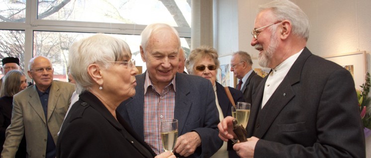 Rechts im Bild der Geehrte, Dr. Peter Michel, links die Laudatorin Heidrun Hegewald. Mitte: Der vorletzte Ministerpräsident der DDR, Hans Modrow. (Foto: Gabriele Senft)